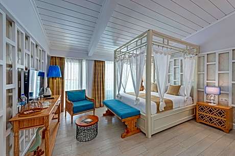 Deluxe Double Room with Side Sea View