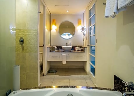 Junior Suite Ocean View Swim Out King