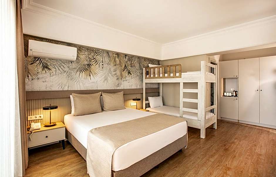 Photo 1 of 3 of Quadruple Room