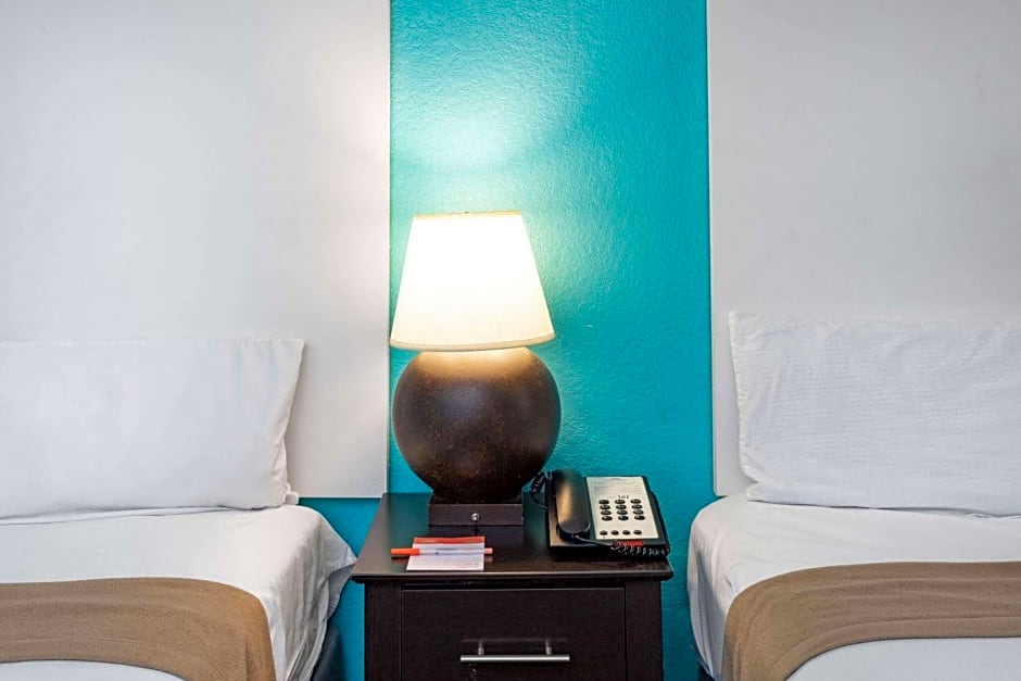 Howard Johnson by Wyndham Houston Hobby Airport