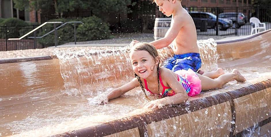 Williamsburg Woodlands Hotel & Suites, an official Colonial Williamsburg Hotel