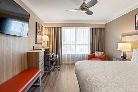 King Room - Hearing Accessible - Roll-in Shower
