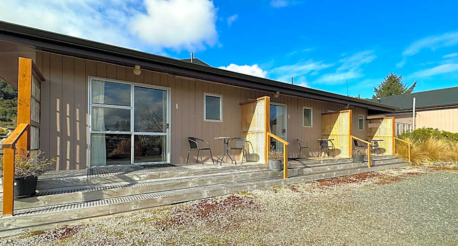 The Crossing Lodge and Backpackers