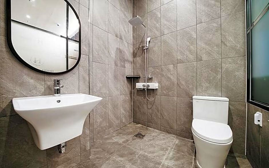 Hotel Hermes at Yongin Everland Station