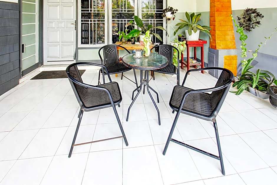 OYO Life 93154 White Kos Jenggala