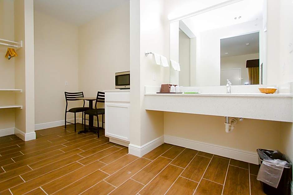 Scottish Inn & Suites