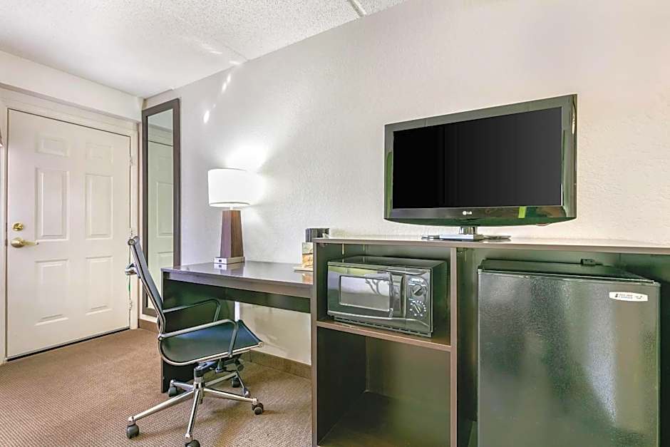 Sleep Inn & Suites Near Sports World Blvd.