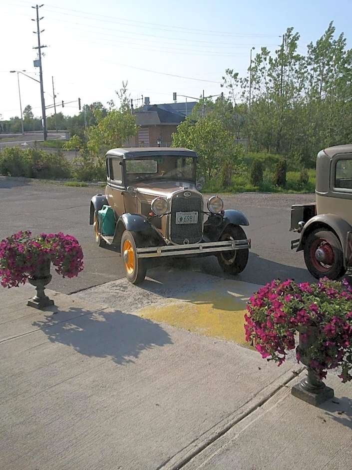 Moonlight Inn & Suites