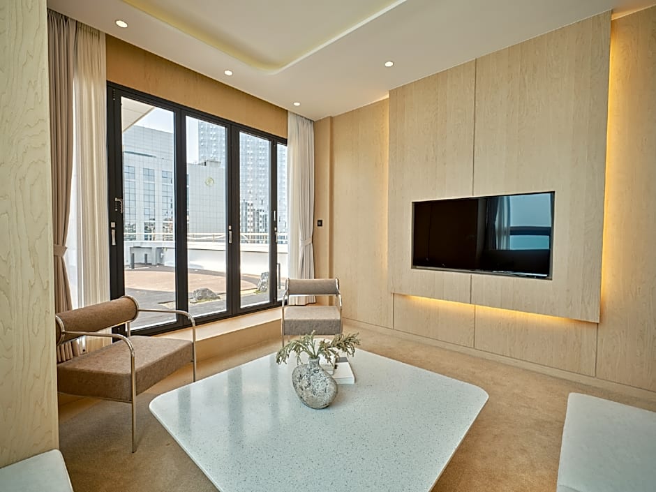 UH SUITE THE HAEUNDAE