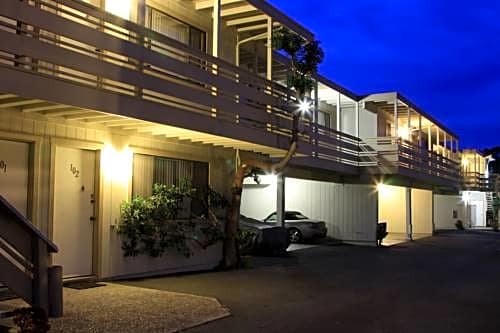 Monterey Fireside Lodge