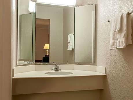 Deluxe King Suite - Non-Smoking