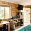 Kennedy Drive Boutique Motel & Nursery- Close To City Centre & Airport