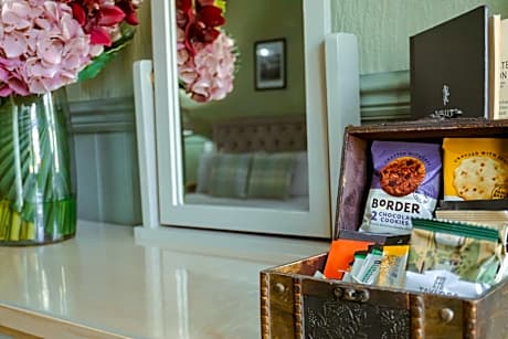 Deluxe Double Room (2 Adults + 1 Child)