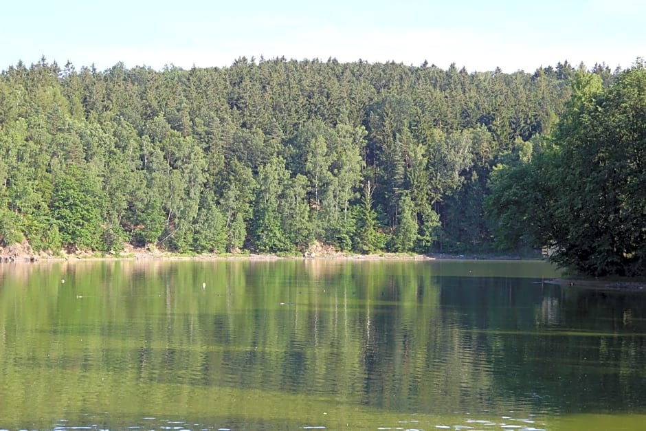 Domki nad jeziorem w Karłowicach