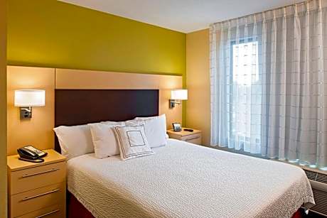 One-Bedroom Queen Suite