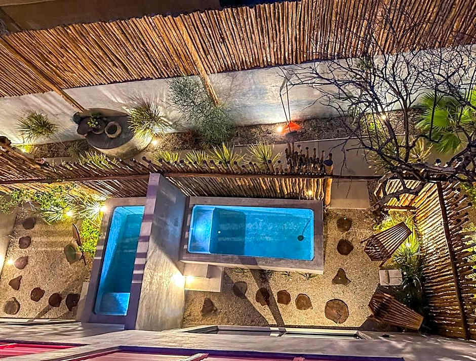 Uayma increible cuarto en el centro con piscina