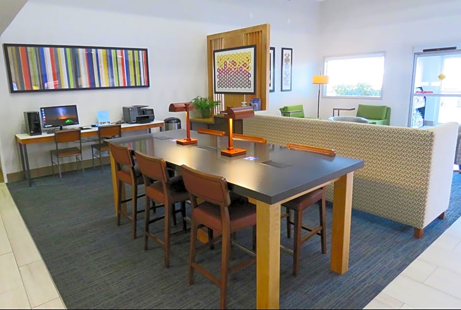 Holiday Inn Express Hotels & Suites Burlington by IHG