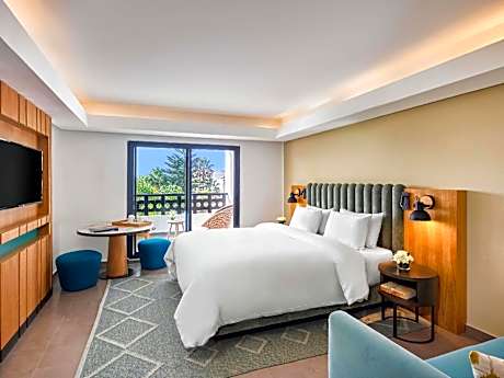 PREMIUM ROOM, 1 king size bed, pool view.