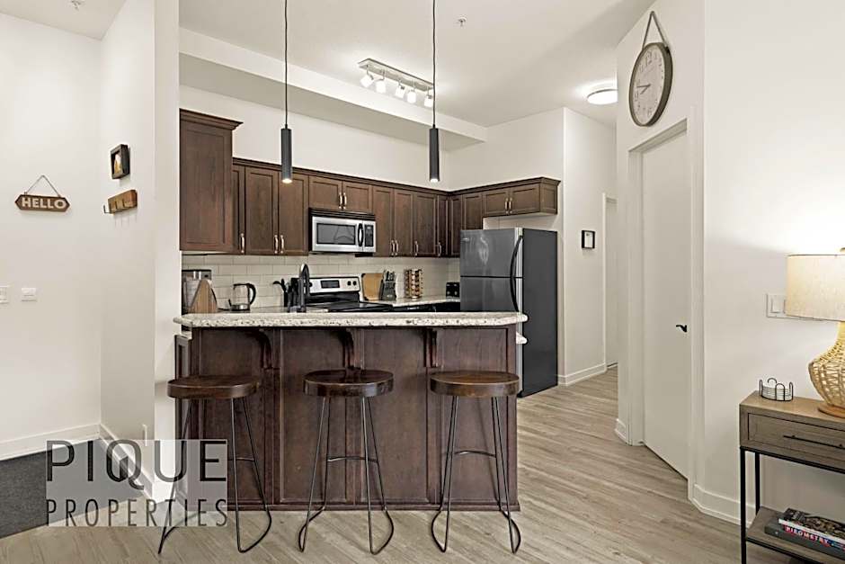 Mountain Haven Retreat, Pool & Hot Tub, UG Parking, Fitness Centre, WiFi!