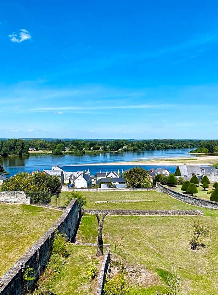 Le Chateau de Candes, sa Tour et ses Suites.