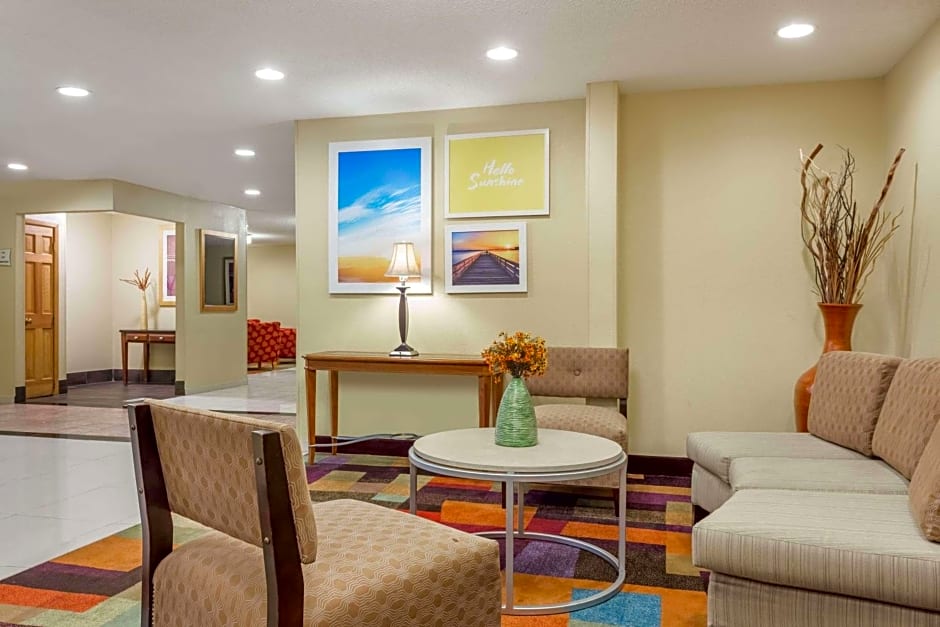 Days Inn & Suites by Wyndham Bloomington/Normal IL