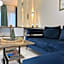La Luna Premium Deluxe Apartment with Pool & Jacuzzi, Bikes and Secured Parking