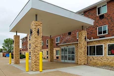 Clarion Pointe Bettendorf - Quad Cities