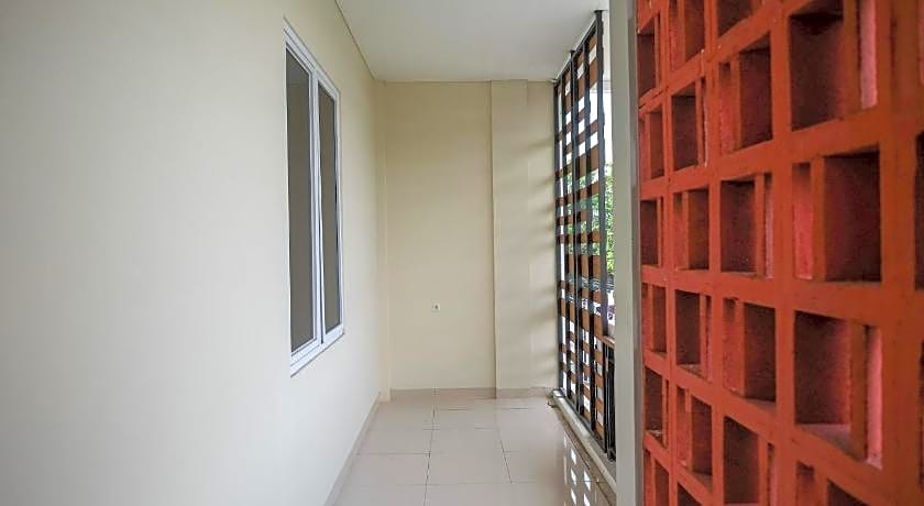 RedDoorz Plus near UMS Solo 2