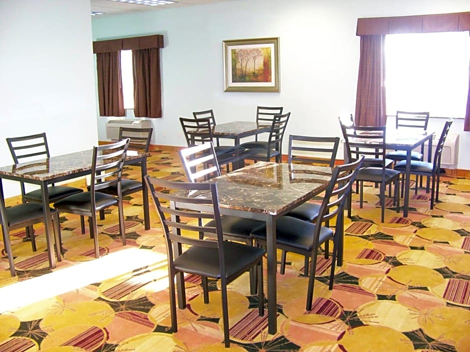 Days Inn & Suites by Wyndham Columbus NE