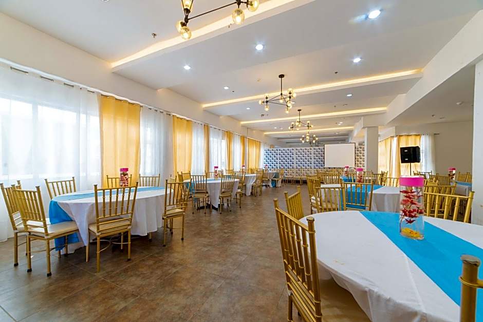 RedDoorz Plus near Gaisano Mall Kalibo - Vaccinated Staff