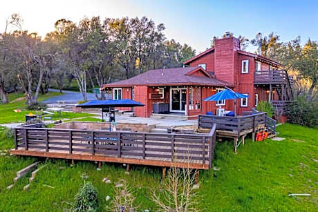 Sierra Vista Lookout Lodge with Creek, Waterfall and Waterholes, minutes from Bass Lake and Yosemite South Gate