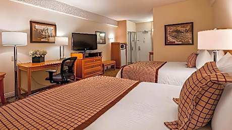 Queen Room with Two Queen Beds and Bath Tub - Patio/Disability Access