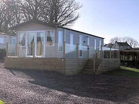 Delightful 2-bed static set in a peaceful village