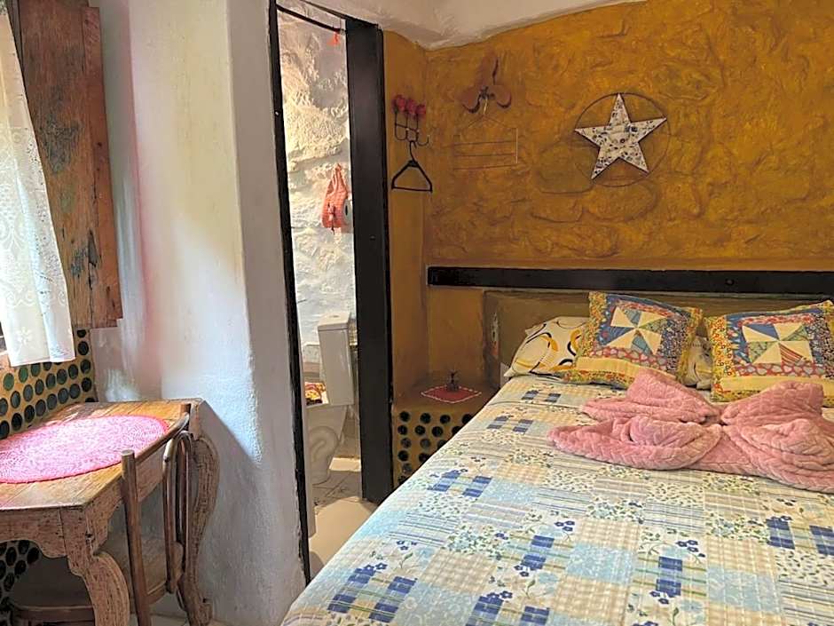 CASA DE RETALHOS Boutique Albergue, casaril histórico, com 5 suítes individuais e cozinha coletiva, no coração da vila de Igatu-Ba, que preserva fortes traços culturais da época do garimpo, venha viver uma experiência única!