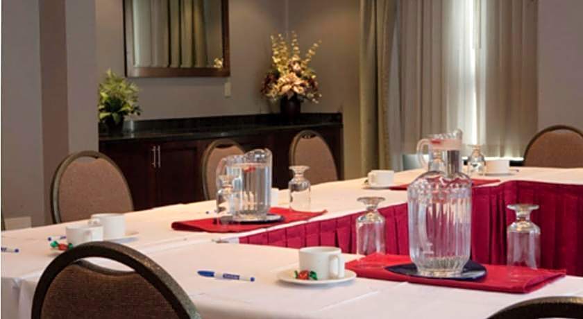 Travelodge by Wyndham Oshawa Whitby