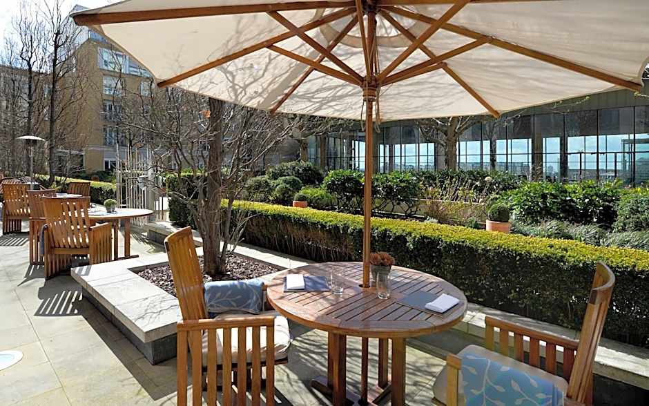 Canary Riverside Plaza Hotel