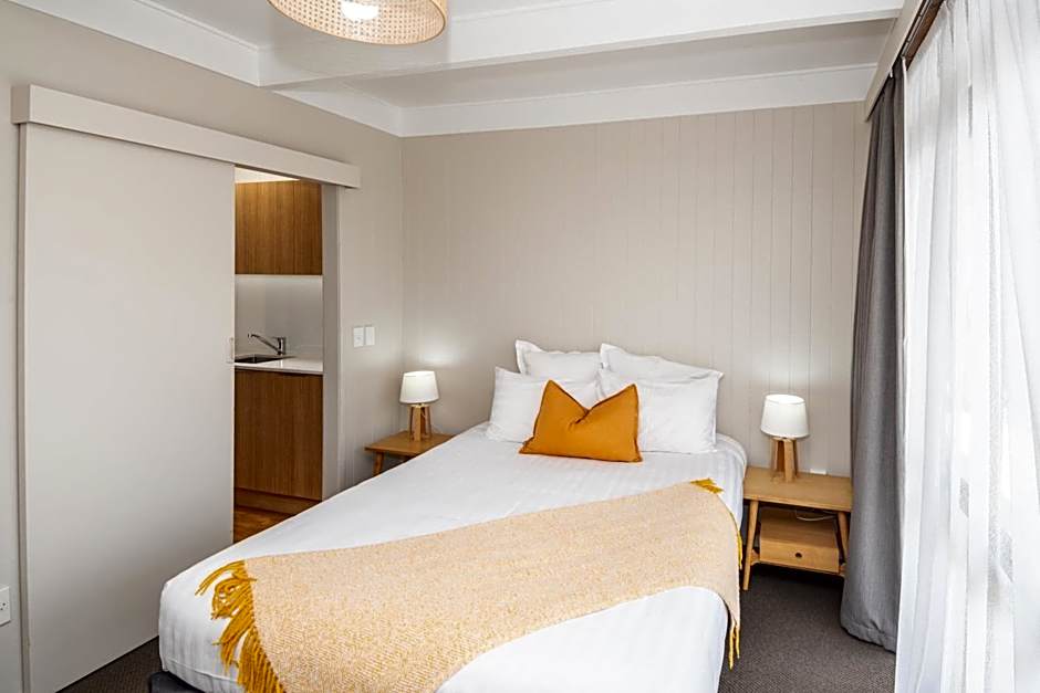 Whispering Sands Beachfront Motel