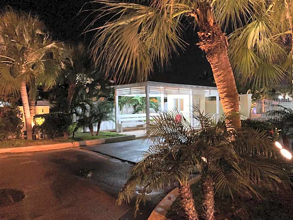 Colony Club Inn & Suites