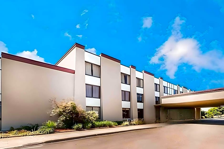 Clarion Hotel & Conference Center Lansing West