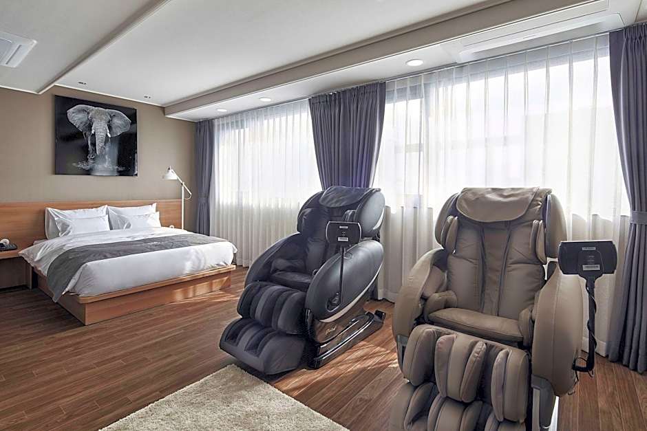 Western Bay Marina Hotel