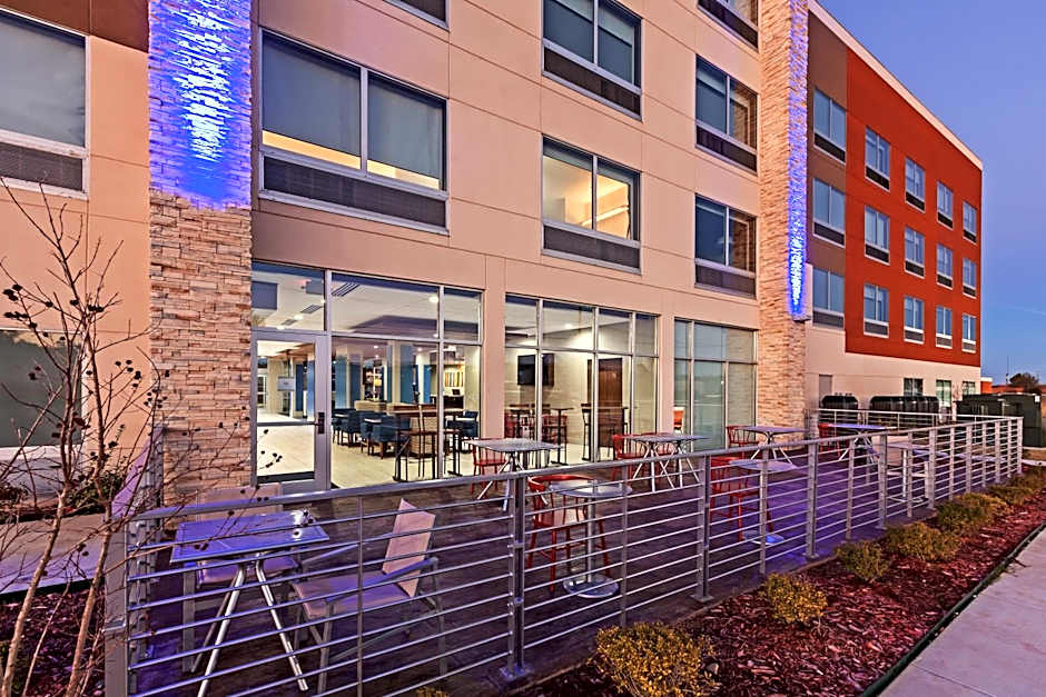 Holiday Inn Express and Suites Tulsa West / Sand Springs By IHG