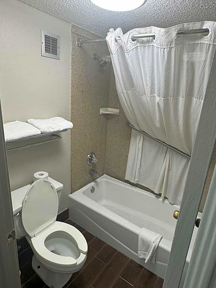 Days Inn & Suites by Wyndham Tuscaloosa - Univ. of Alabama