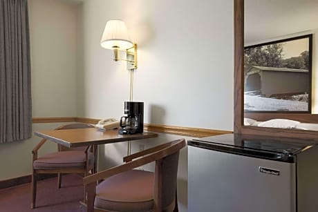 2 Queen Beds Smoking