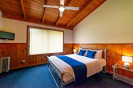 Two-Bedroom Chalet with Two Queen Beds and One Single Bed