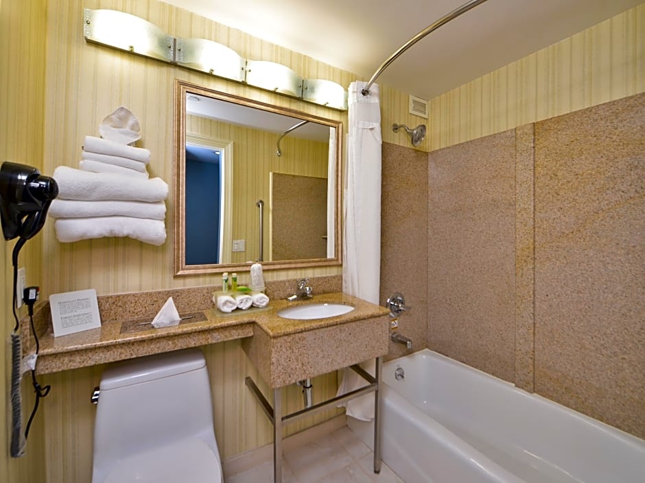 Holiday Inn Express LaGuardia Airport By IHG