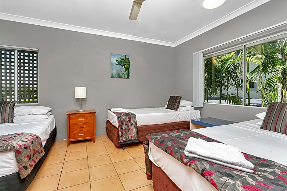 Cairns Reef Apartments & Motel
