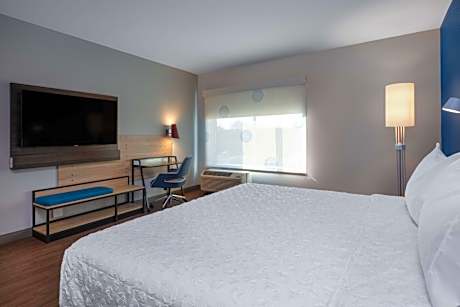 1 King Mobility Accessible With Tub