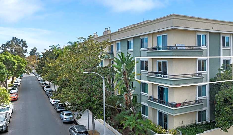 Beverly Hills Glamour Oasis 2 BR Apt with Parking 304