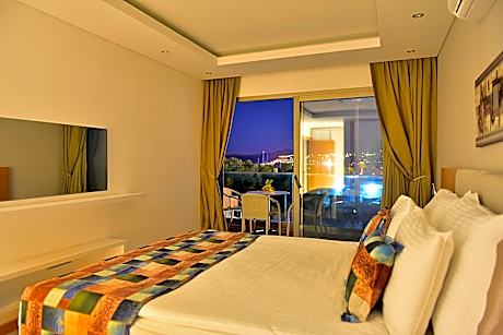 One-Bedroom Apartment with Garden or Pool View