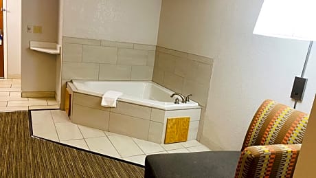 One-Bedroom King Suite with Spa Bath
